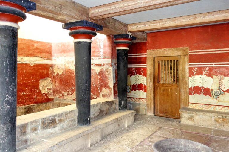 Heraklion: Private Tour Knossos Palace – a Cretan Distillery with Wine & raki Tastings and lunch at Archanes Village